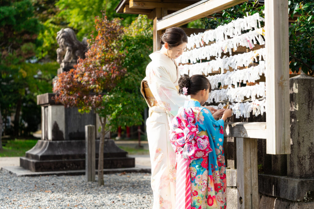 神社参りをする七五三親子