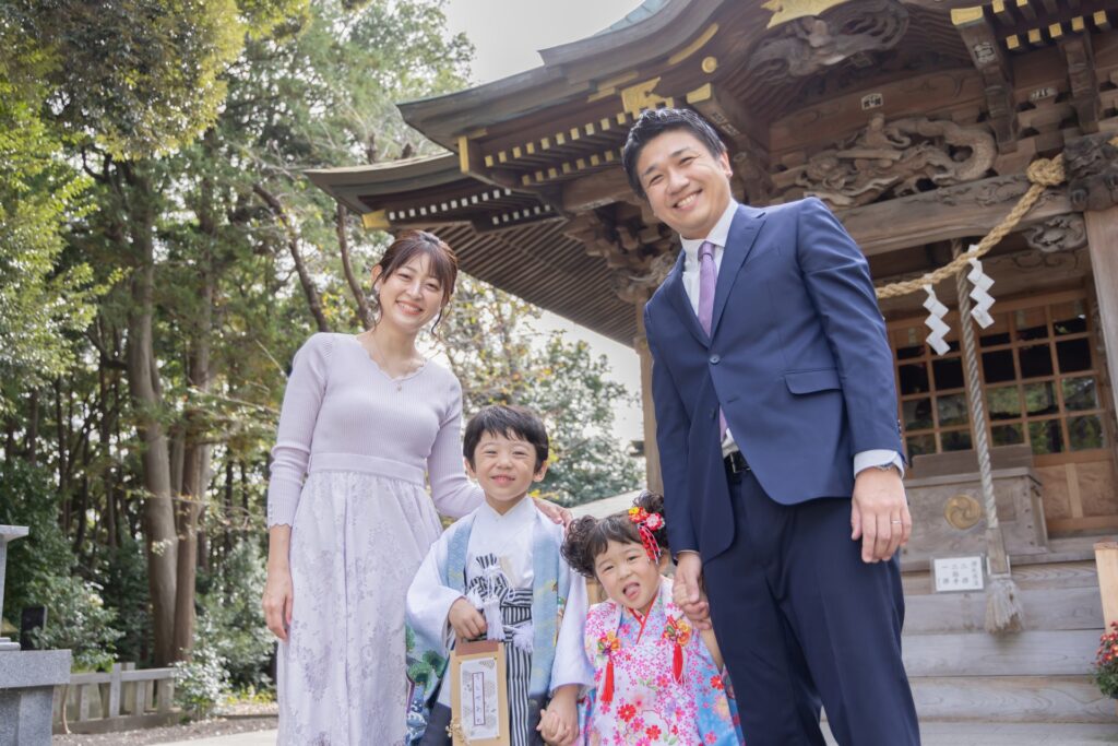 七五三の家族写真で洋装リンクコーデをした父母と子ども
