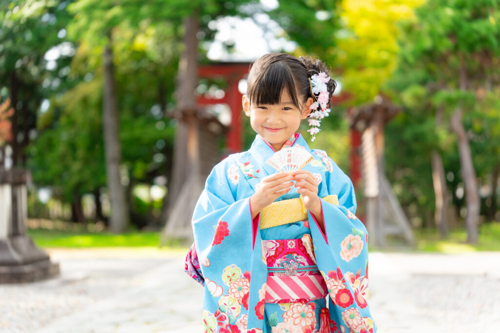 お参り前に神社で撮影を行う七五三の女の子