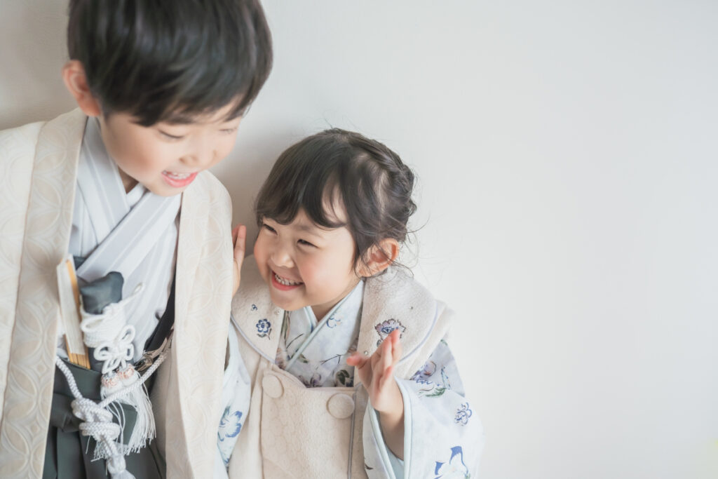 12月の七五三後撮りで笑顔の兄妹