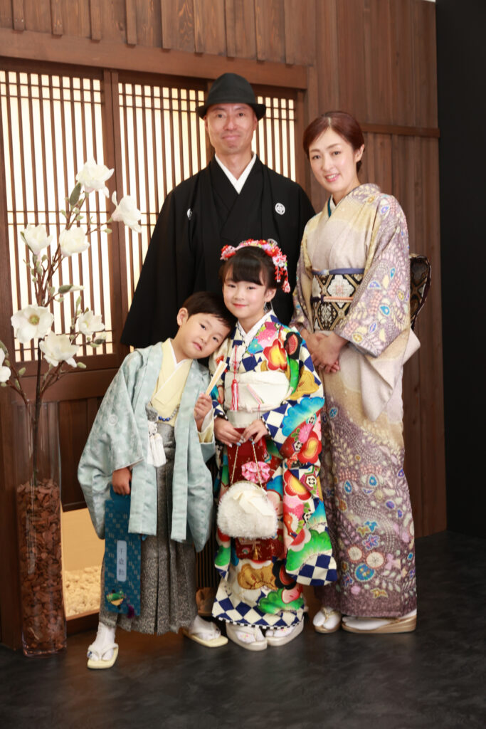 七五三の家族写真をスタジオで撮影する様子