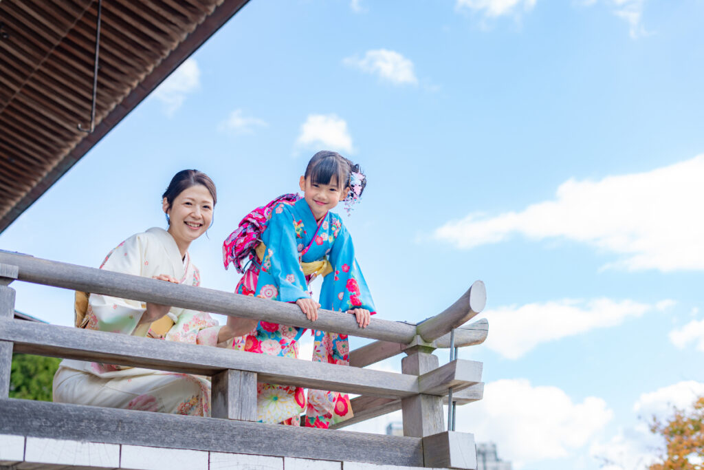 夏の七五三を楽しむ母娘