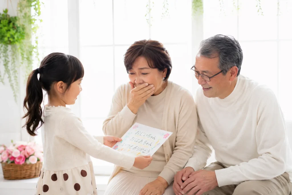 孫からの手紙を読んで感動する祖父母