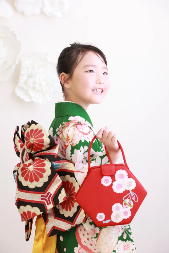 爽やかな緑の着物で撮影する女の子