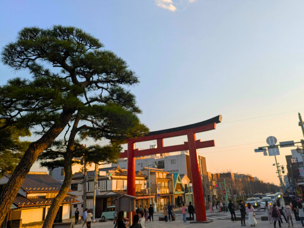 夕陽に照らされる鳥居
