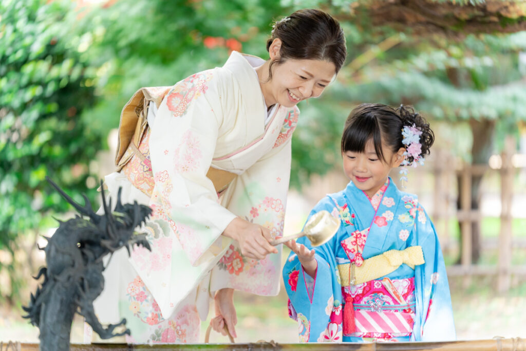 七五三で手を清める母娘