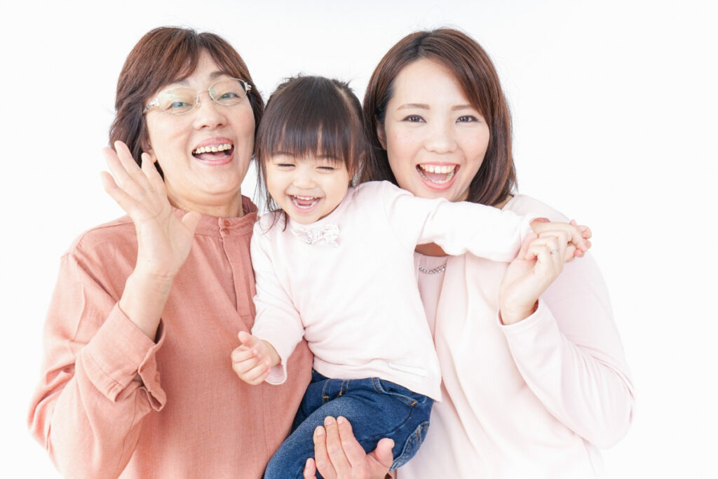 敬老の日に向けた記念写真。笑顔でスタジオ撮影