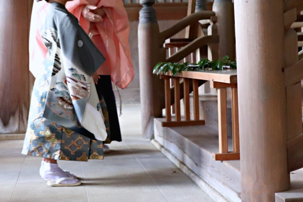 冬の七五三で落ち着いた神社に参拝する写真