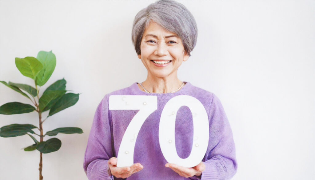古希祝いの70を持つ女性