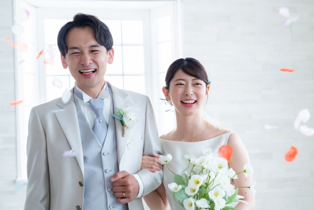 結婚式をせずに幸せなフォトウエディングを残すカップル