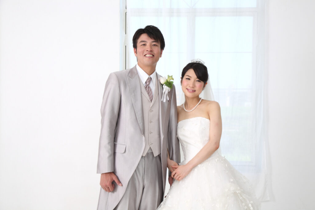 10周年記念の写真を撮る仲良し夫婦の姿