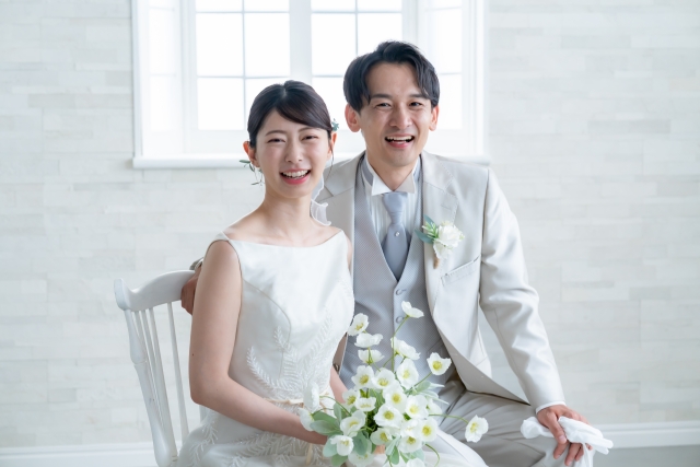 結婚式をせずにフォトウエディングを楽しむカップル