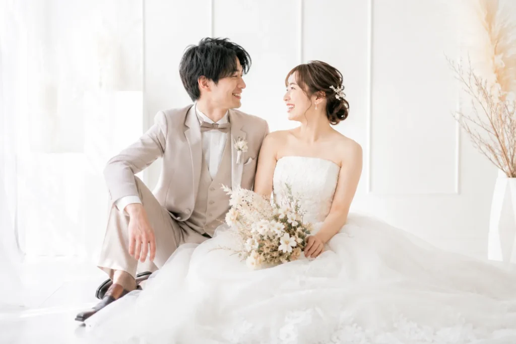結婚1周年を記念してドレス姿で撮影する夫婦