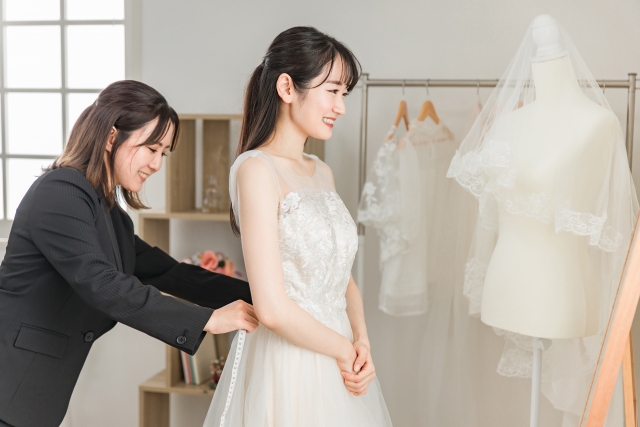 フォトウエディングの衣装合わせをする女性
