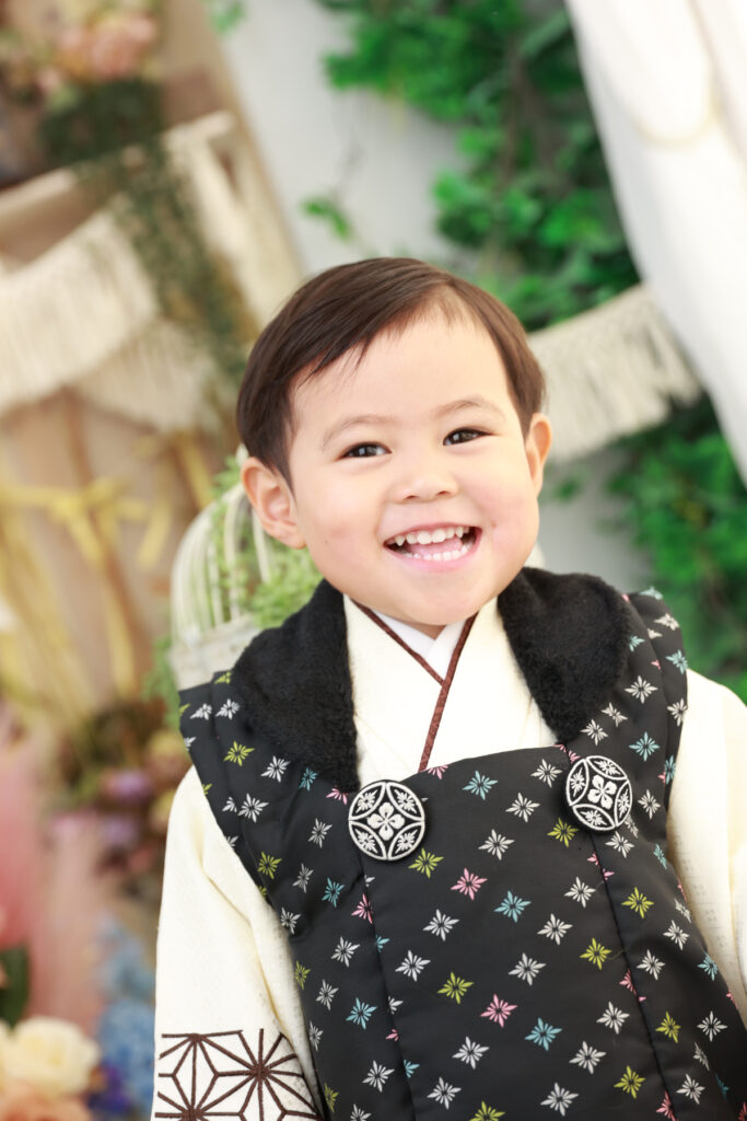 被布を着た3歳男の子の七五三写真