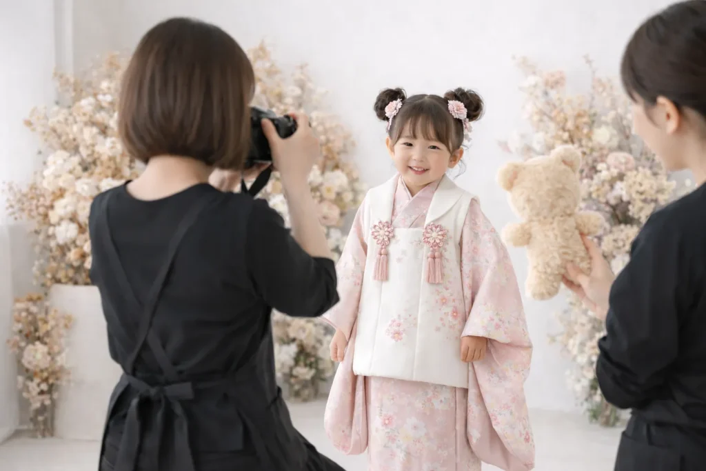 被布を着て七五三の記念撮影をする3歳の女の子の着物姿