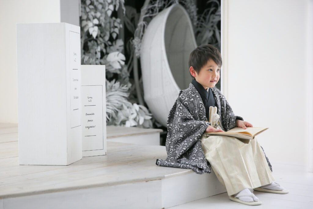 スタジオ撮影する男の子