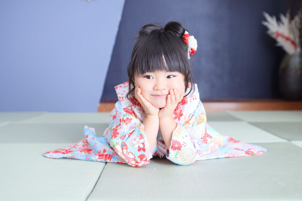 七五三後撮りでリラックスしながら撮影する女の子