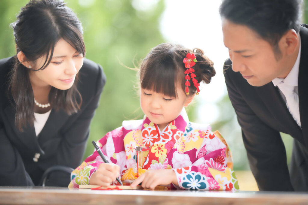 絵馬を書く七五三の女の子