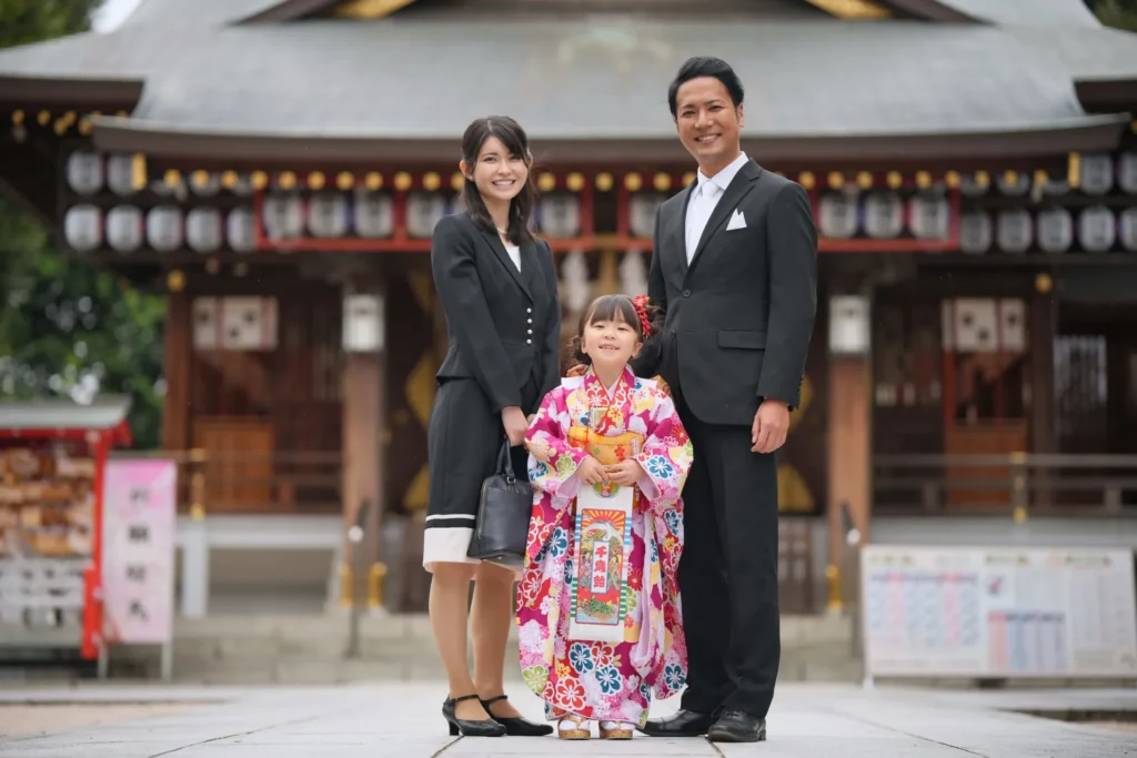 七五三の家族写真でスーツを着た父親が写っているイメージ
