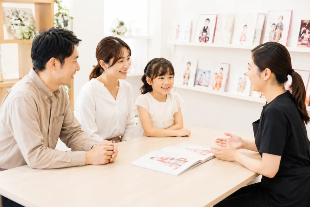 小学校1年生の七五三について相談する家族