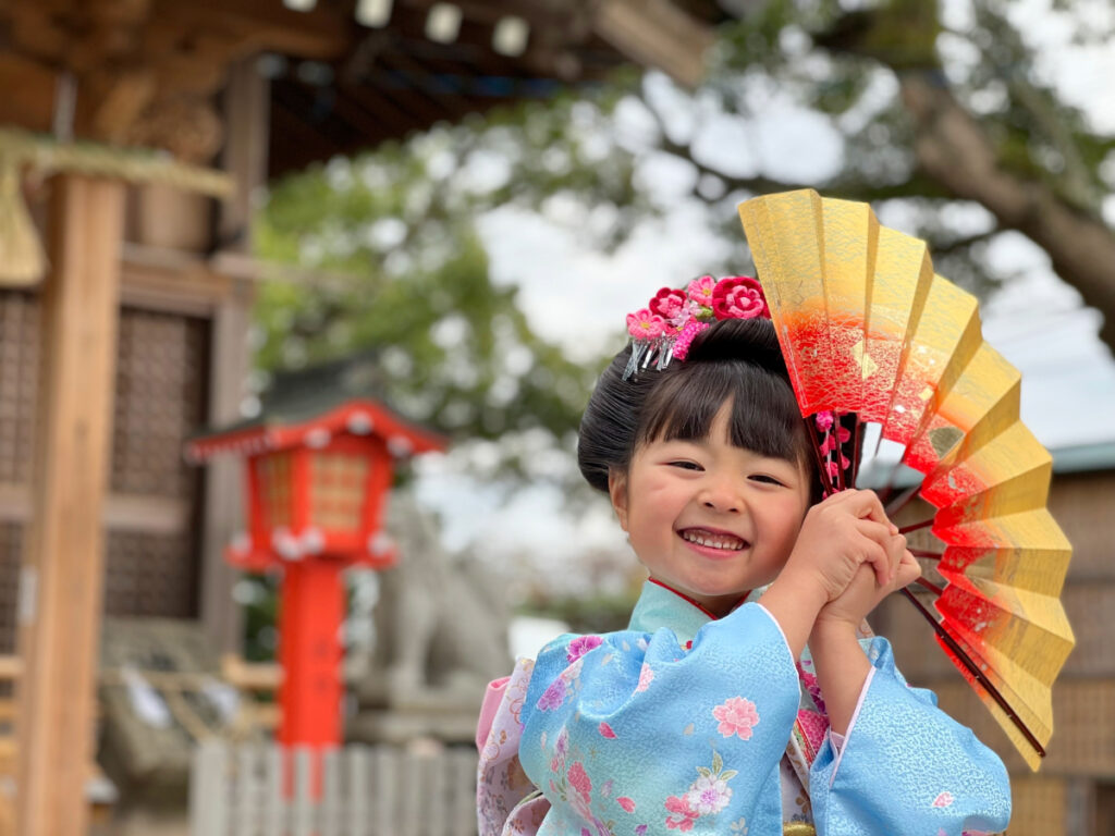お願いポーズの七五三女の子