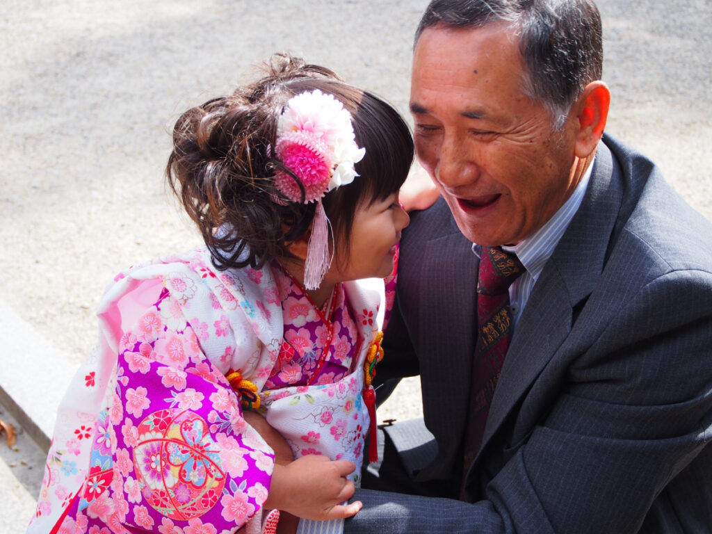 おじいちゃんと七五三の孫の写真