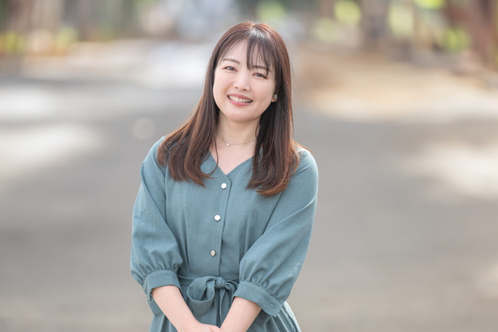 爽やかな夏コーデの女性