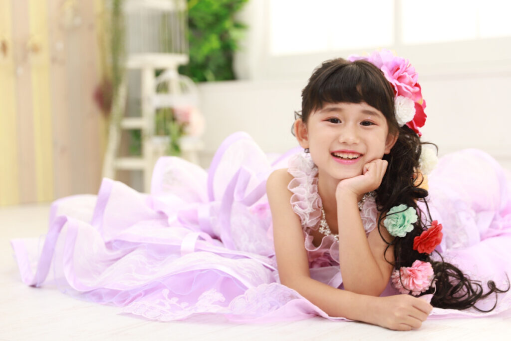 スタジオで七五三撮影を楽しむ女の子の写真