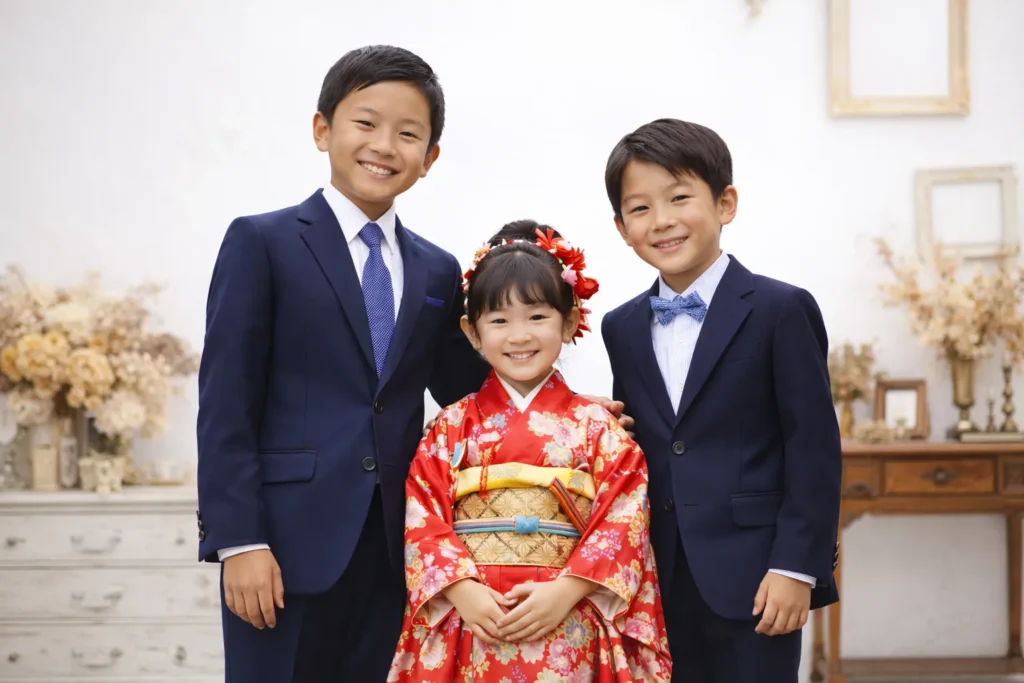 七五三で主役の子どもと兄弟が並んで写る記念写真
