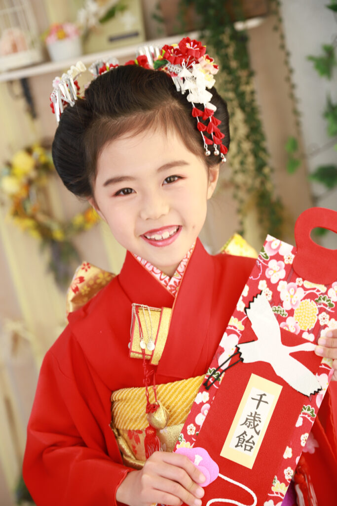 日本髪で上品に仕上げた7歳の七五三写真。赤い着物と日本髪の組み合わせが伝統的な雰囲気