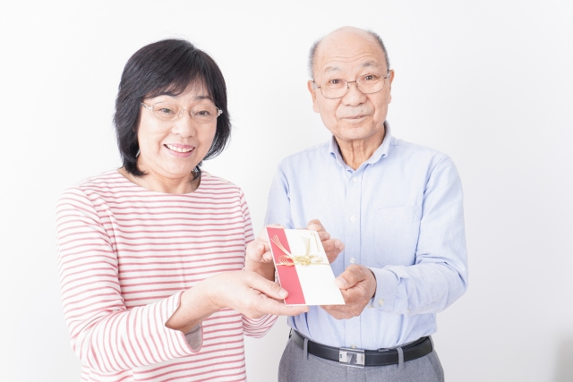 お祝い金を渡す祖父母