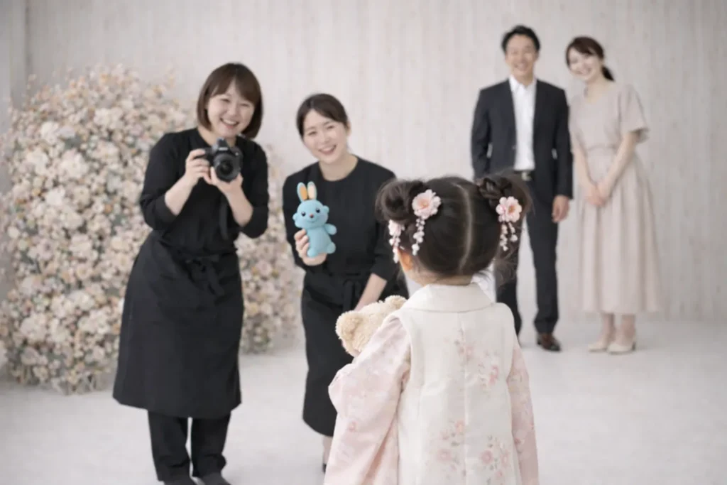 スタジオで被布姿の3歳七五三を撮影している様子