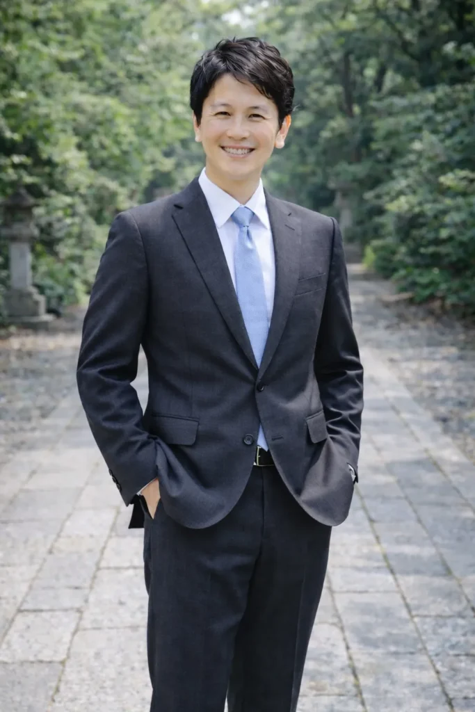 七五三でスーツを着た父親のイメージ写真