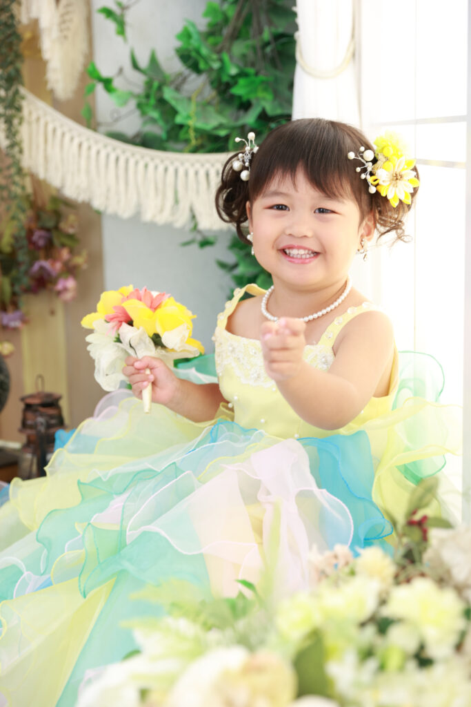 ツインお団子ヘアで撮影する女の子