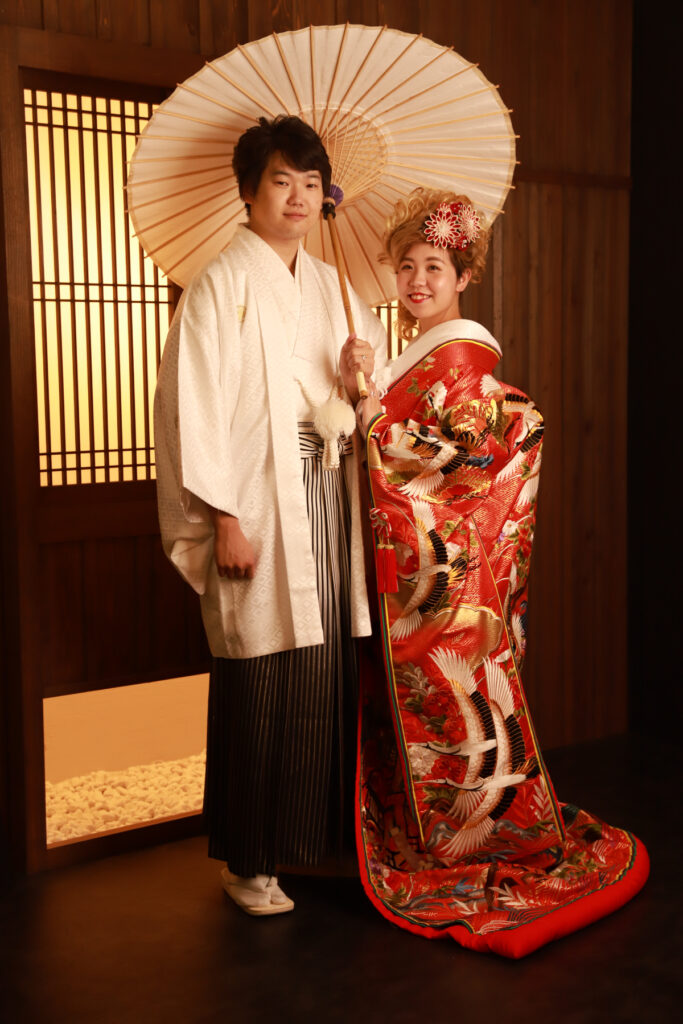 色打掛姿の新郎新婦のスタジオフォト
