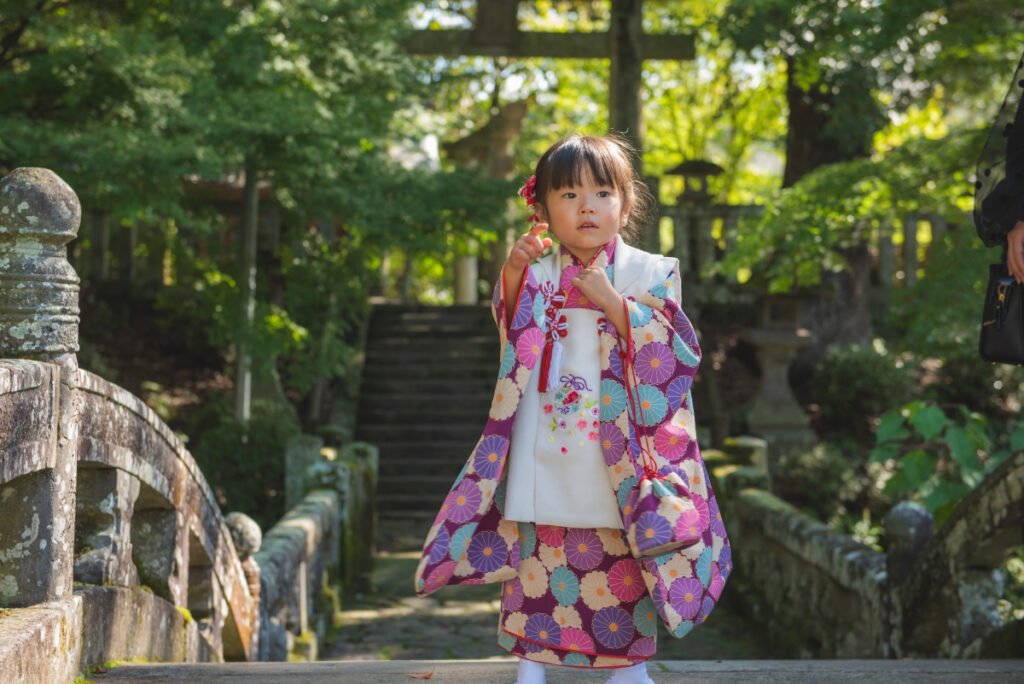 七五三で正装した女の子の写真