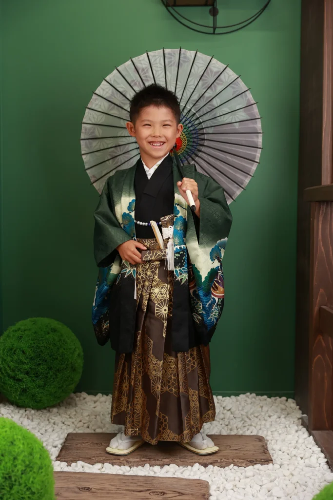 七五三で袴を着てポーズをとる5歳の男の子