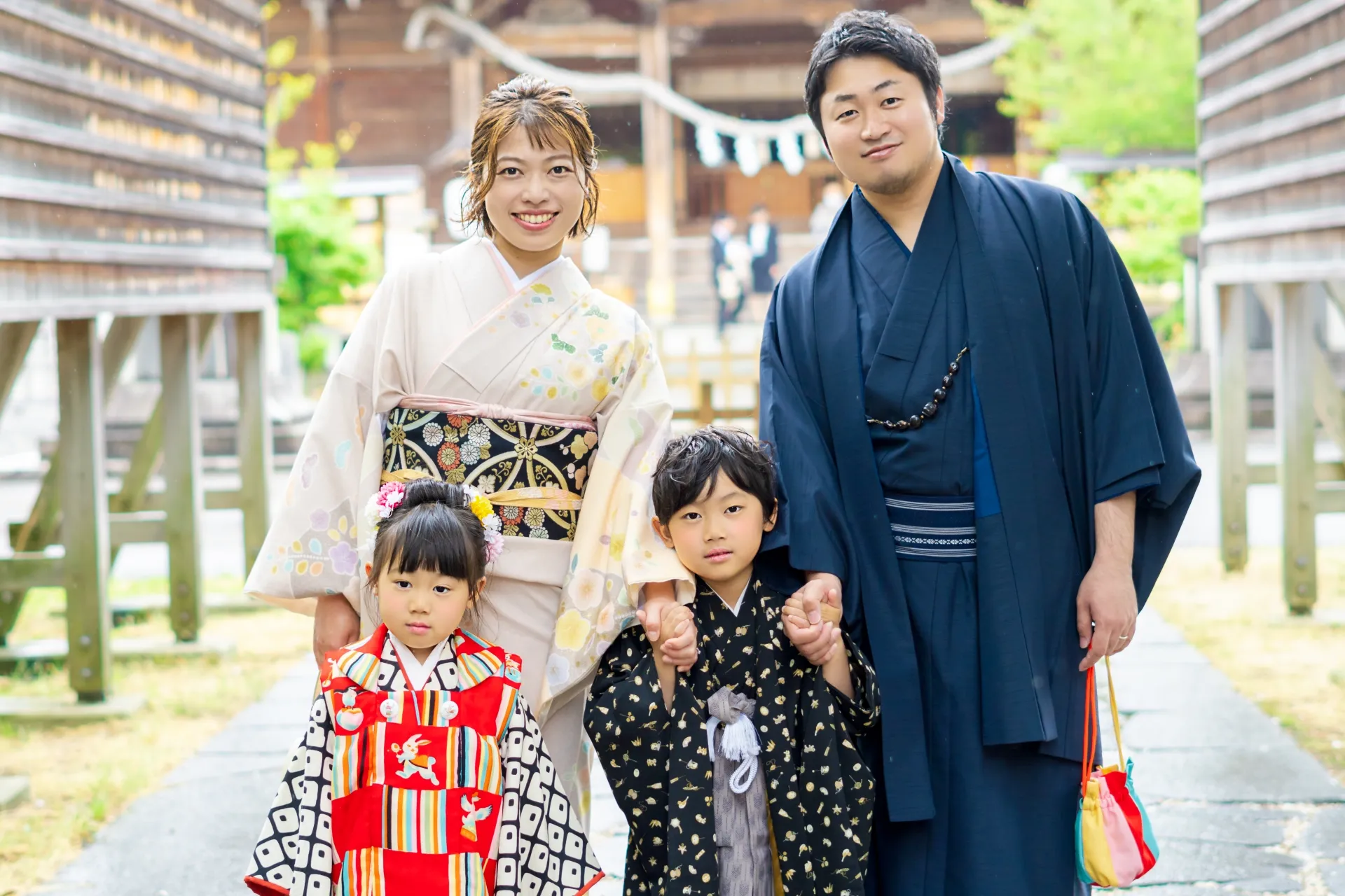 七五三で和装をした家族が神社で参拝する様子 