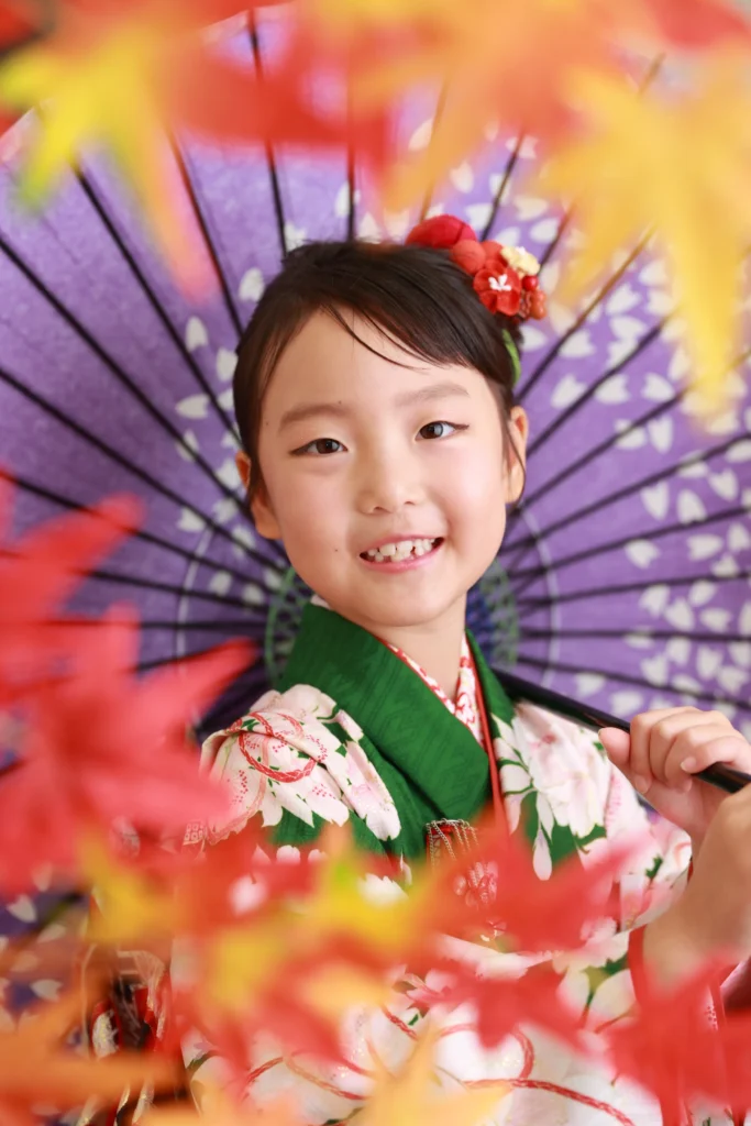七五三で帯を締めた7歳の女の子