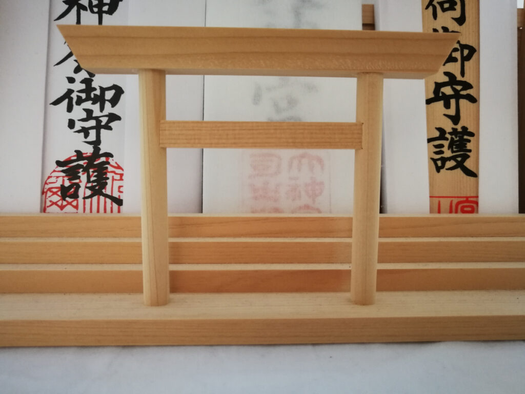 神棚に飾られた七五三のお札の写真