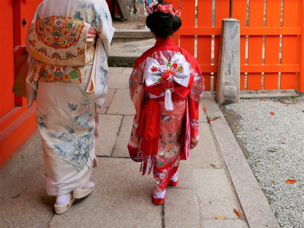 日本髪で七五三参りする女の子