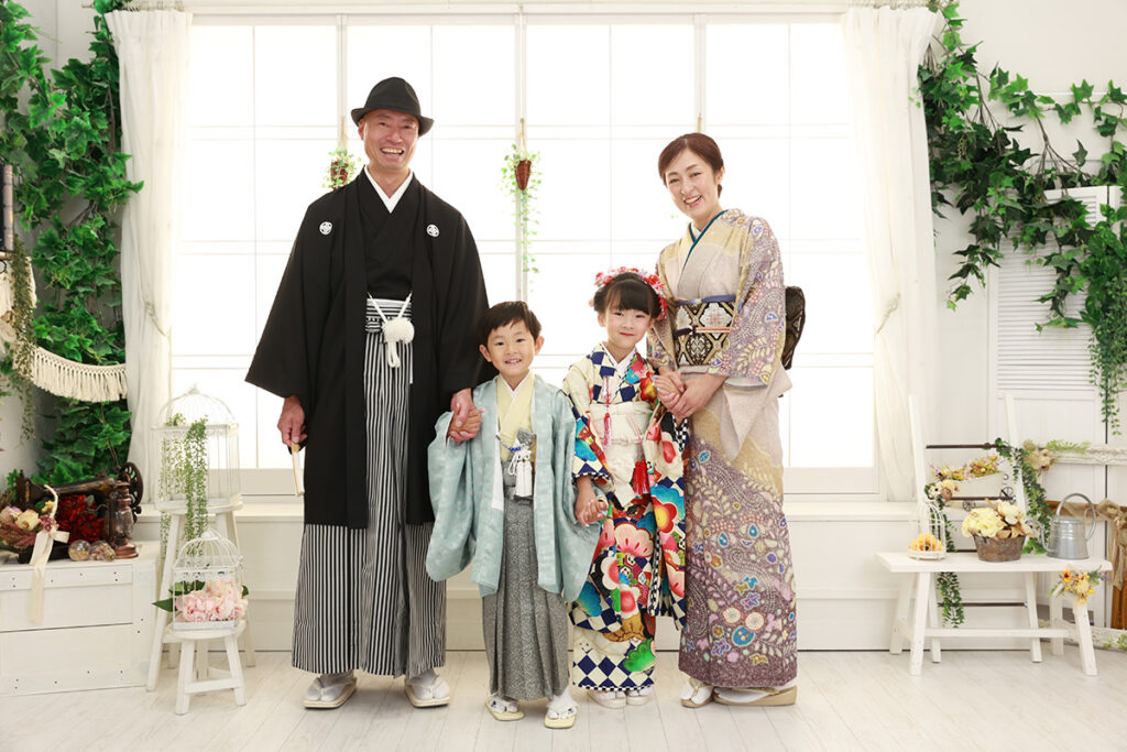 七五三で自然な笑顔の家族写真