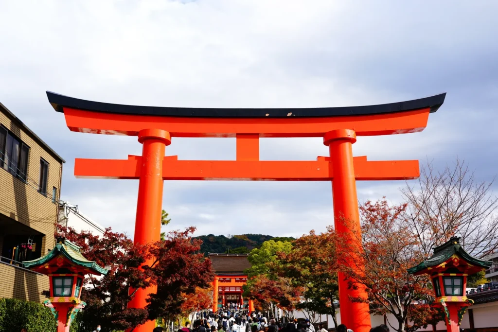 秋の神社の落ち着いた雰囲気の写真