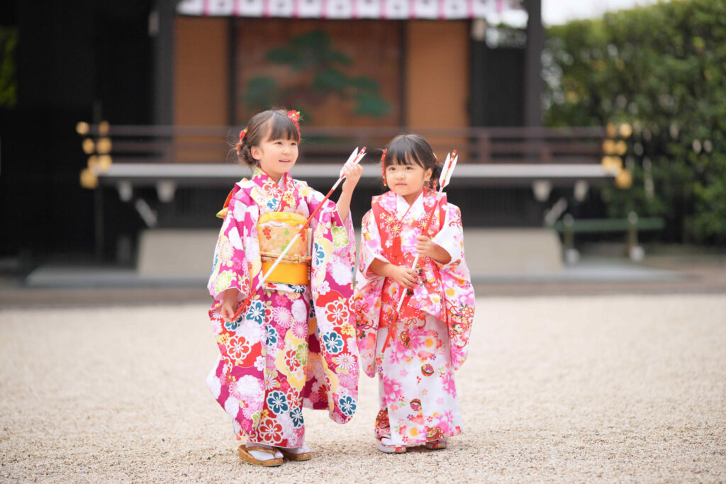 七五三の破魔矢を持つ姉妹