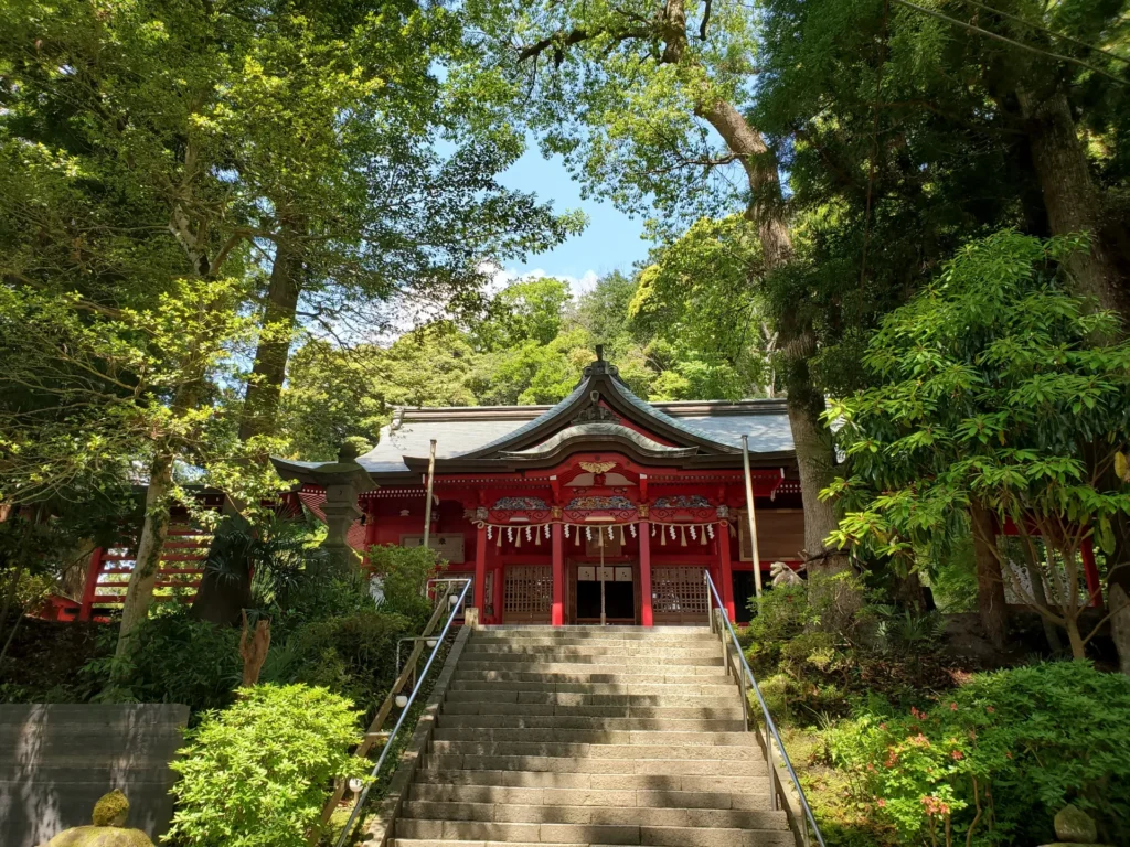 木漏れ日の神社がやわらかく写るイメージ