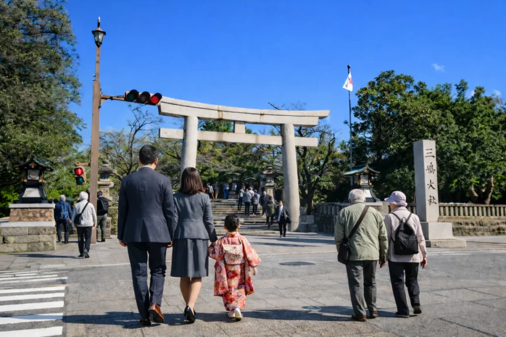 七五三で三嶋大社の鳥居に向かう家族