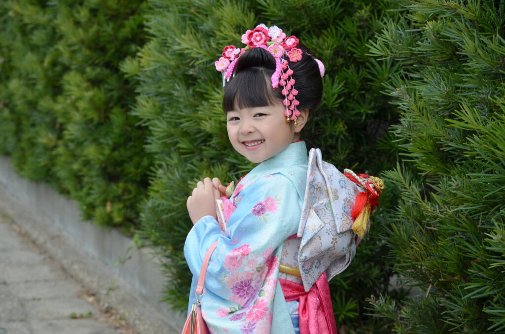 桃割れヘアで微笑む女の子