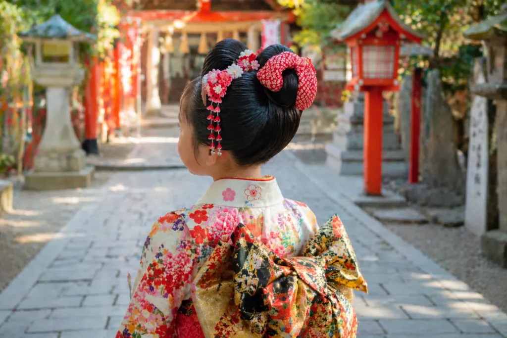 桃割れヘアで七五三参りする女の子の後ろ姿