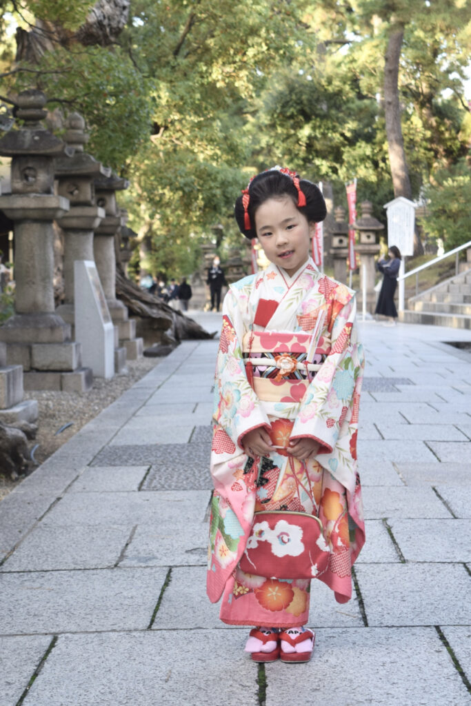 日本髪で着物を着ている女の子